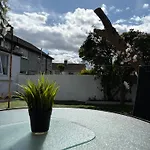 Superb Triple Near Airport - 2 Maison d'hôtes *