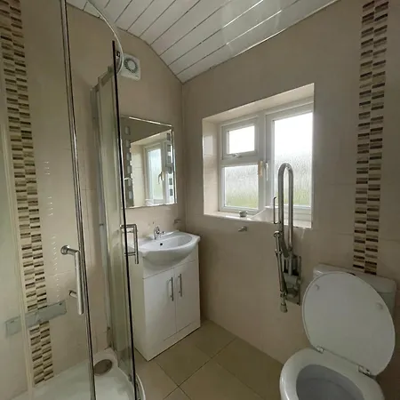 Superb Double Near Airport - 2 Pensjonat *