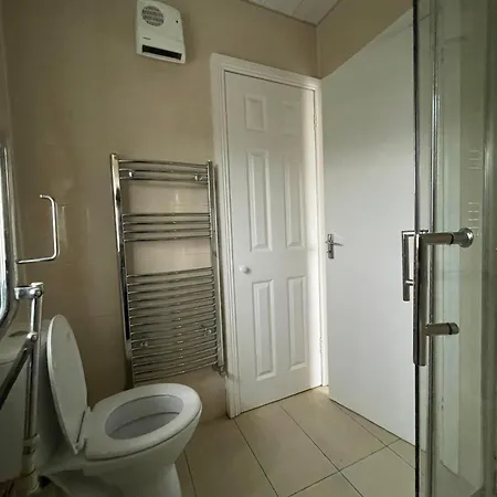 Superb Triple Near Airport - 2 بيت ضيافة