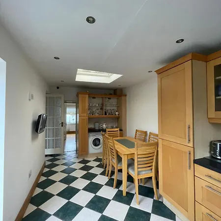 بيت ضيافة Superb Triple Near Airport - 2 *
