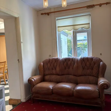 Superb Double Near Airport - 2 בית הארחה