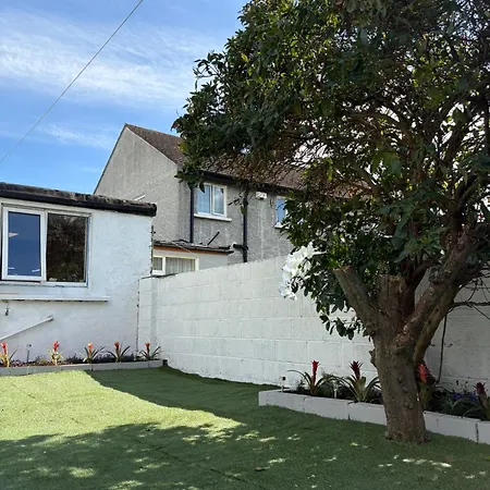 בית הארחה Superb Double Near Airport - 2 *