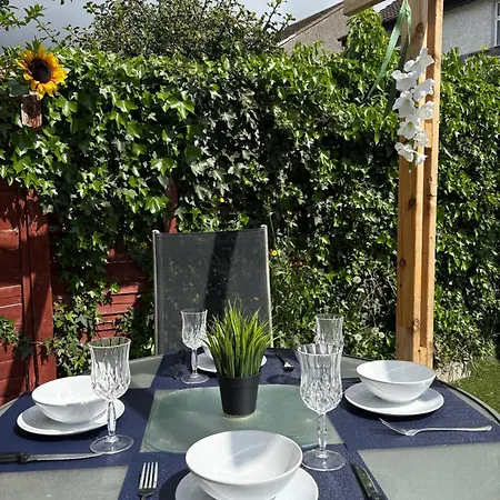 بيت ضيافة Superb Triple Near Airport - 2 *