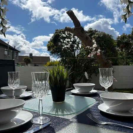 Superb Triple Near Airport - 2 * دبلن