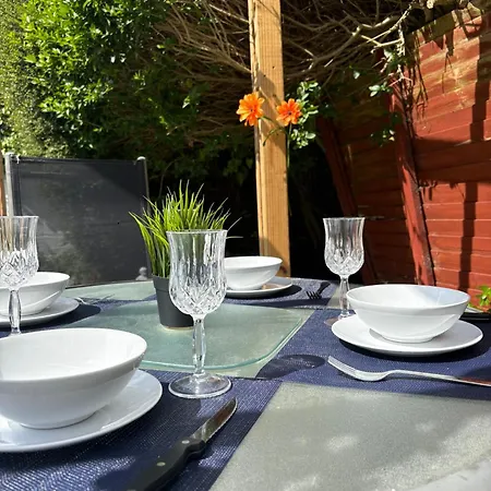 Superb Double Near Airport - 2 בית הארחה