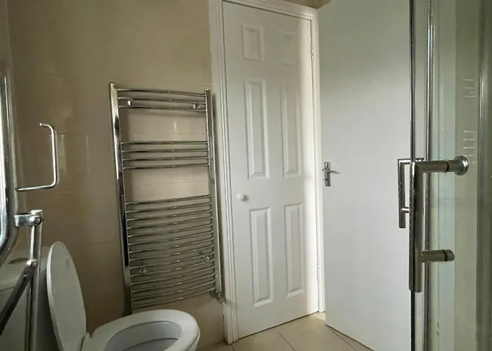 Superb Triple Room Near Airport - 2 Pensión