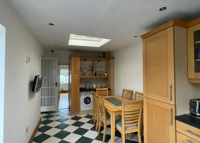 Pensión Superb Triple Room Near Airport - 2 *