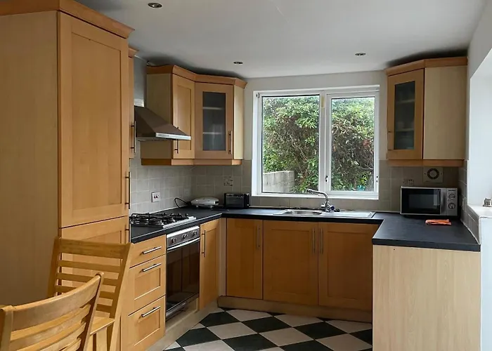 Superb Triple Room Near Airport - 2 Pensión