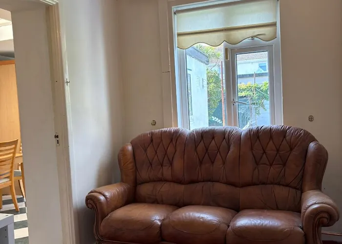 Superb Triple Room Near Airport - 2 Pensión