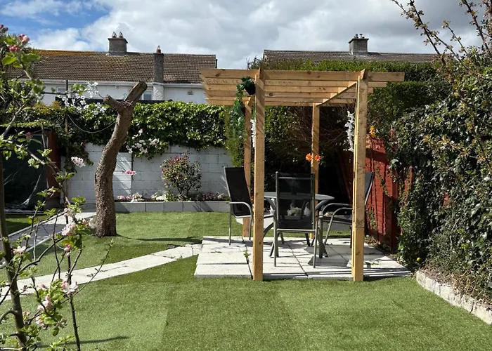 Pensión Superb Triple Room Near Airport - 2 *