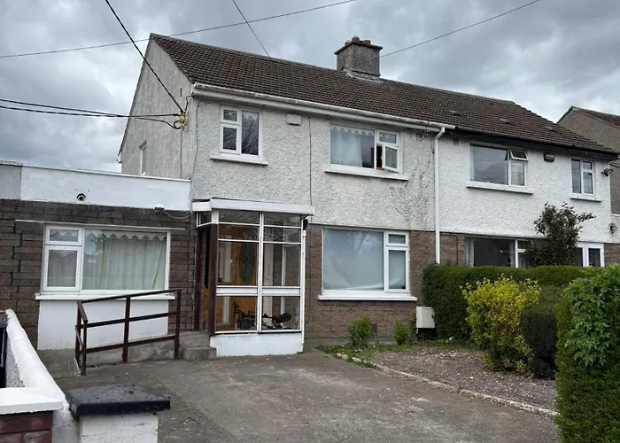 Superb Triple Room Near Airport - 2 Pensión