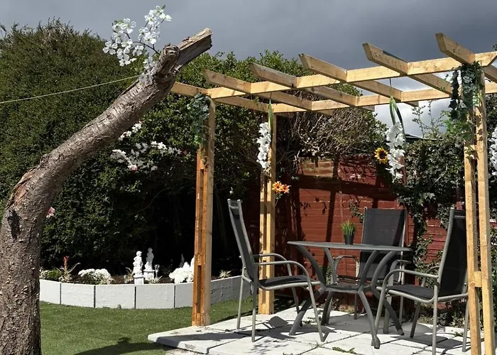 Pensión Superb Triple Room Near Airport - 2 *