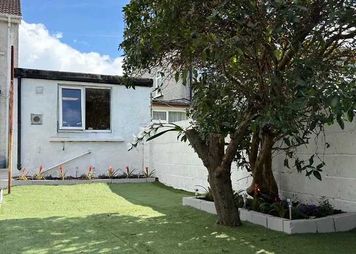 Superb Triple Room Near Airport - 2 Pensión