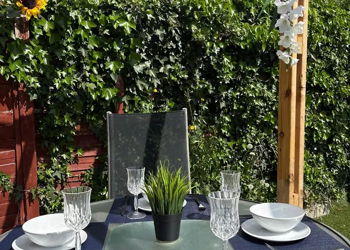 Pensión Superb Triple Room Near Airport - 2 *