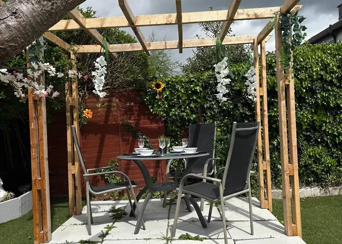 Superb Triple Room Near Airport - 2