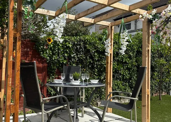 Superb Triple Room Near Airport - 2