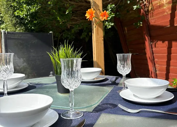 Superb Triple Room Near Airport - 2 Pensión