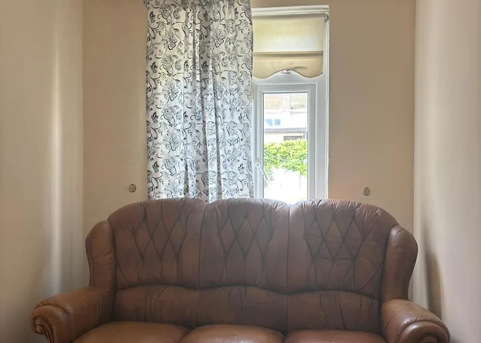 Pensión Superb Triple Room Near Airport - 2 *