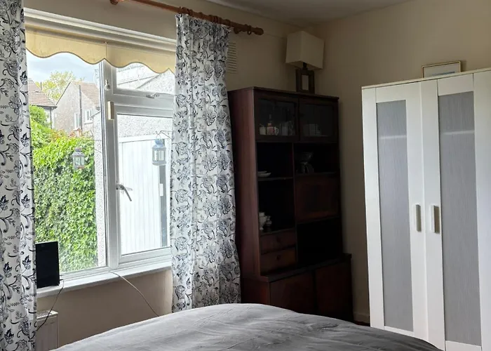 Superb Triple Room Near Airport - 2 Pensión Dublín