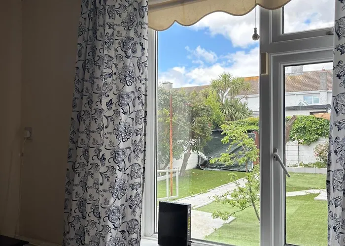 Superb Triple Room Near Airport - 2 Pensión