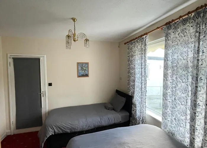 Superb Triple Near Airport - 2 *