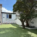 Superb Triple Near Airport - 2 Pensjonat