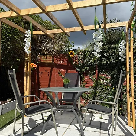 Superb Double Near Airport - 2 بيت ضيافة *