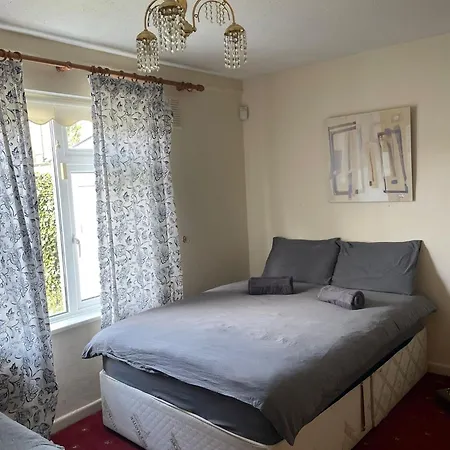 Superb Triple Near Airport - 2 Dublin