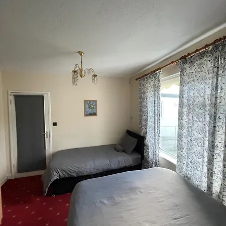 Superb Triple Near Airport - 2 *