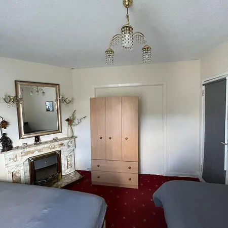 Superb Triple Near Airport - 2 * Dublin